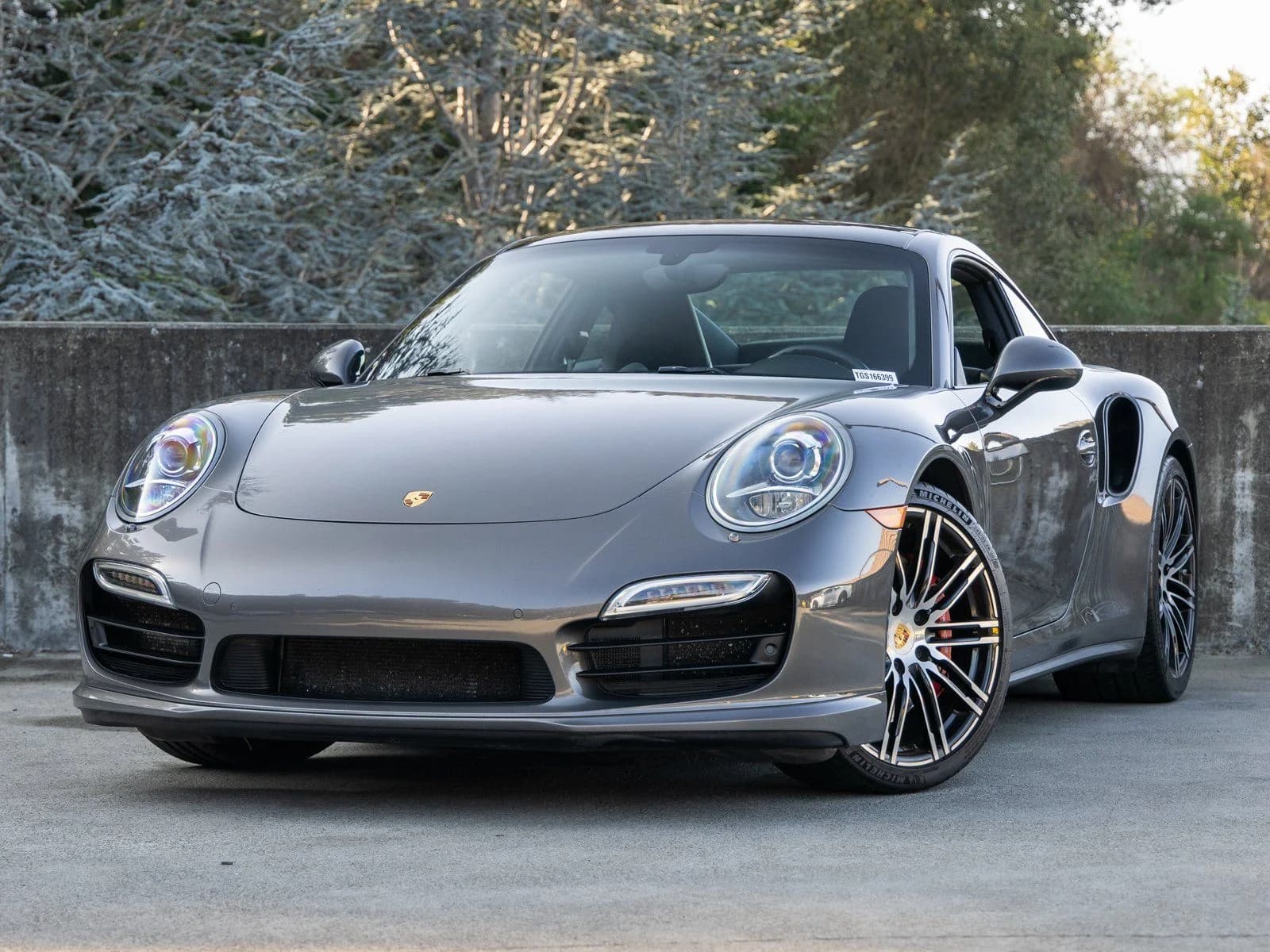 Porsche gris en garaje